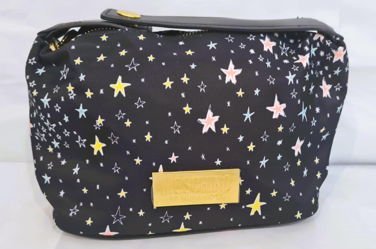 MOSCHINO FRAGRANCES תיק איפור/נסיעה שחור עם כוכבים  18*28 ס"מ-pharm2u